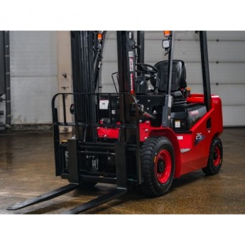 Дизельный вилочный погрузчик ZAUBERG DS25 Дизельный вилочный погрузчик ZAUBERG DS25